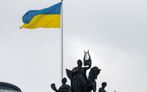 Image of Ukrainian flag on monument