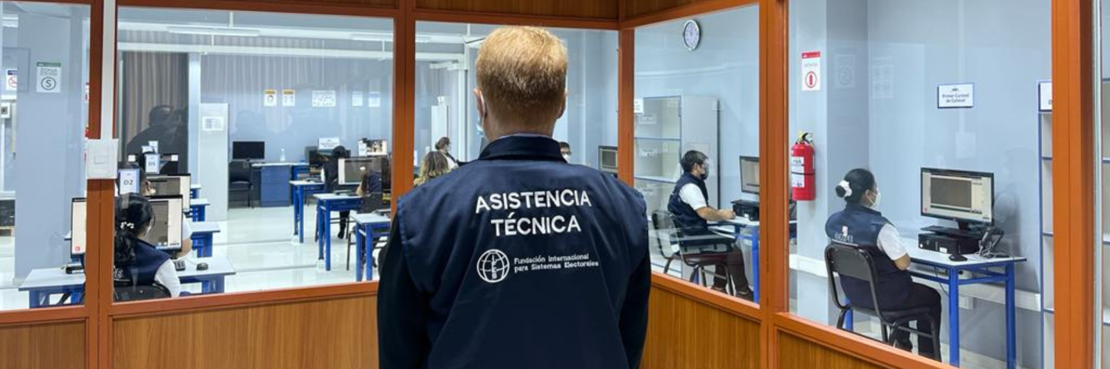 IFES’ electoral expert participates in a voting tabulation simulation prior to the regional and municipal elections.