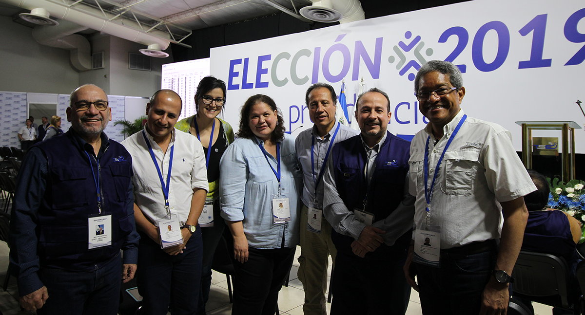 The IFES team meets with TSE members after the first post-election press conference.