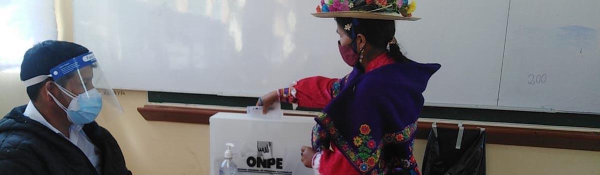 An Indigenous voter casts her ballot during Peru's 2021 elections. © National Office of Electoral Processes 