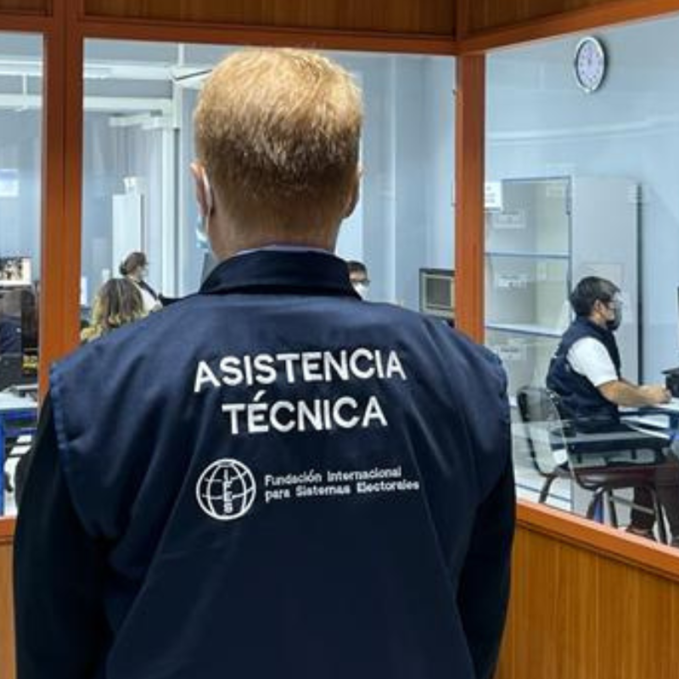 IFES’ electoral expert participates in a voting tabulation simulation prior to the regional and municipal elections.