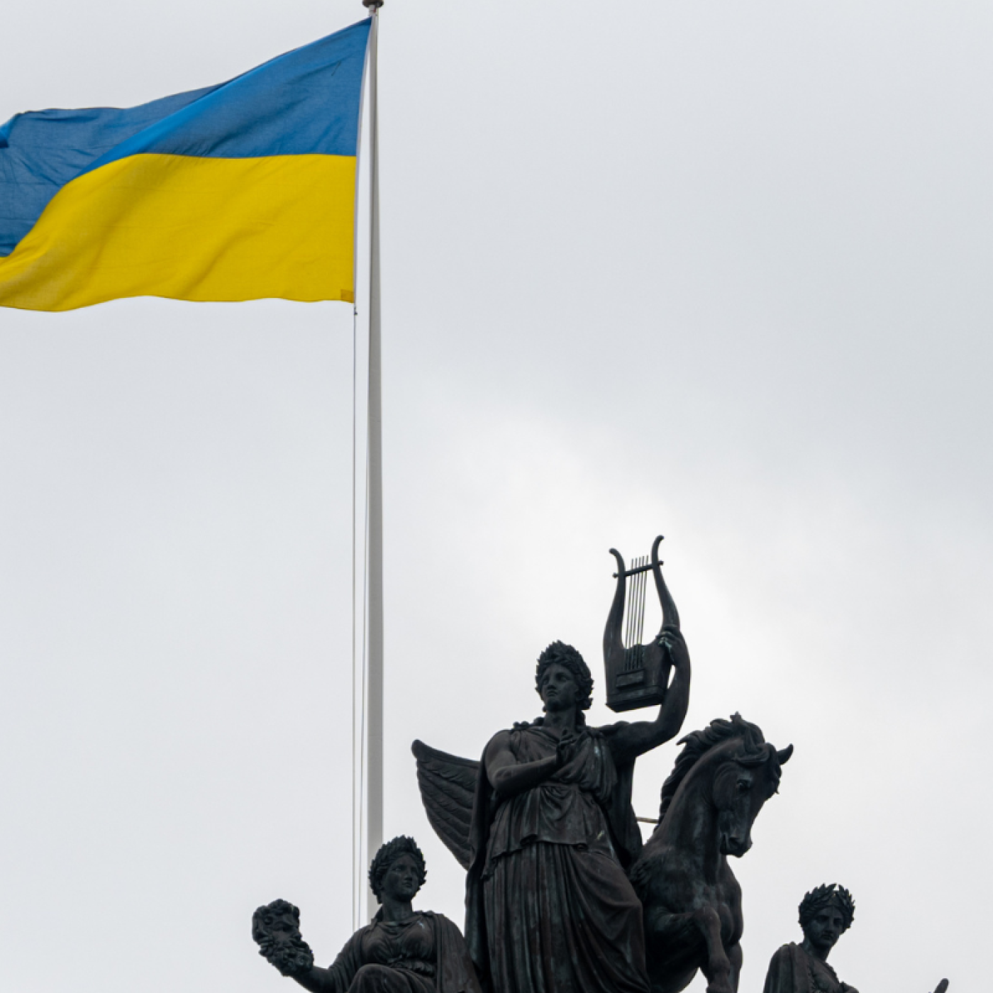 Image of Ukrainian flag on monument